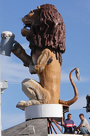 in Arbeit: der Löwe auf dem Turm vor dem Löwenbräu Zelt